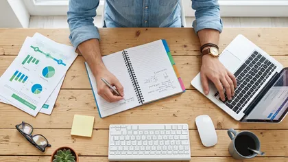 Profesional comparando opciones de estudio en laptop entre diplomado, especialidad y maestría, analizando programas educativos para elegir la mejor opción según sus objetivos profesionales